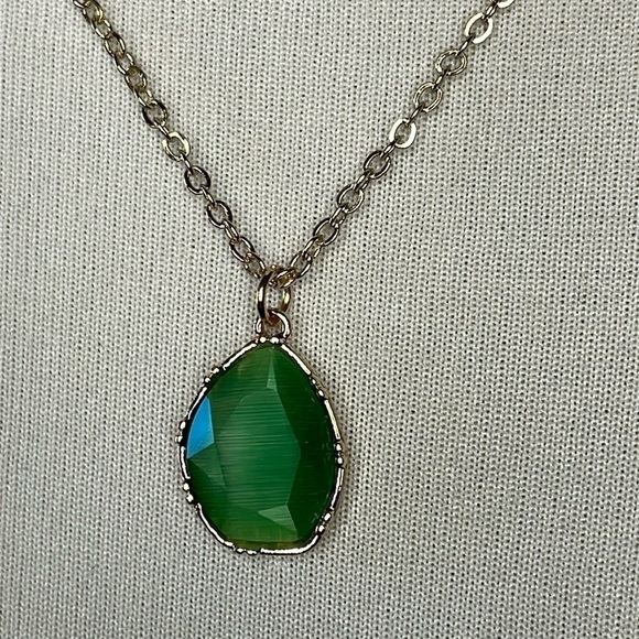 NWT 14th & Union Green Emerald Color Jewel Dangle Pendant Necklace Gold Tone - Picture 1 of 8